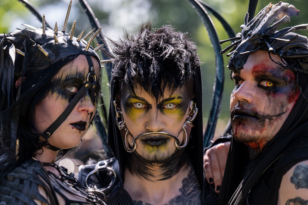 Auftakt des Wave-Gotik-Treffens (WGT) in Leipzig im Clara-Zetkin-Park. Nach zwei Jahren Pause trifft sich die schwarze Szene zur 29. Auflage des Festivals.