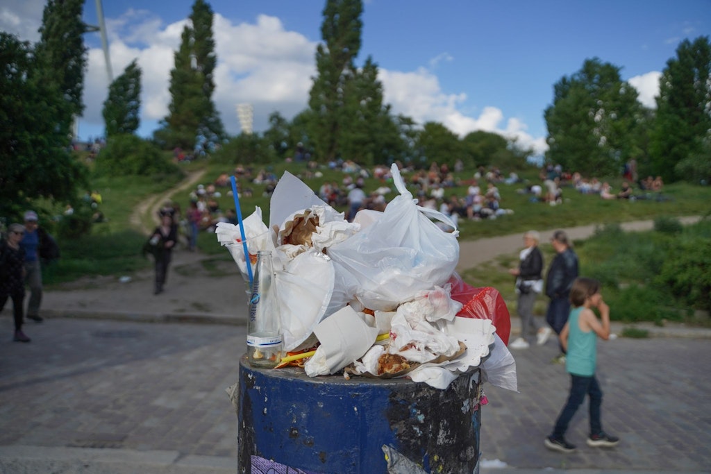 Folgen des Müllproblems: Ein Mülleimer im Berliner Mauerpark ist total überfüllt und quillt über.