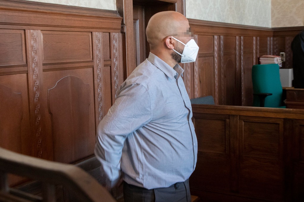 Mohamed M. (42) vor Gericht: Mit zwei Messern stach er laut Anklage zu – 17-mal.
