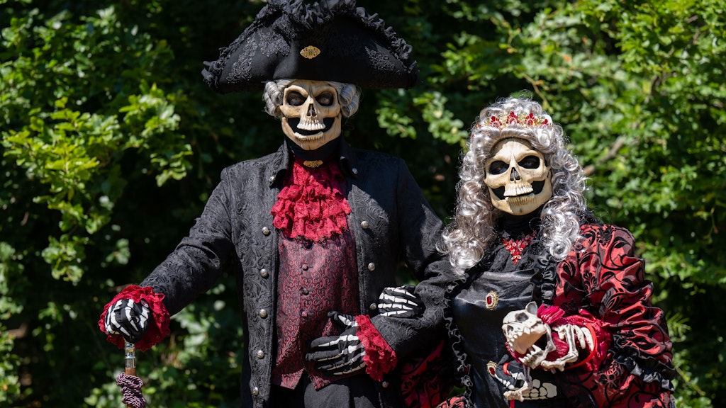 Briana und Araco aus Schaffhausen in der Schweiz in opulenten Barockkostümen.