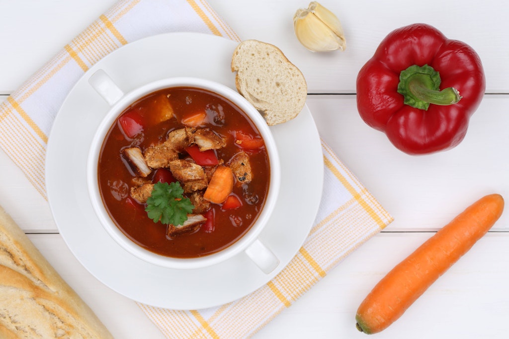 Diese Gulaschsuppe ist richtig lecker - und mit dem Rezept im Turbo-Gang zubereitet.