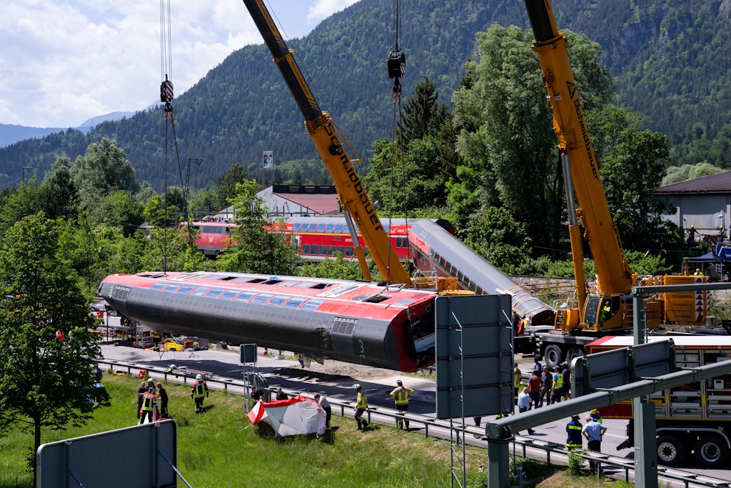 Rettungskräfte haben eine weitere Leiche unter den umgestürzten Waggons gefunden.