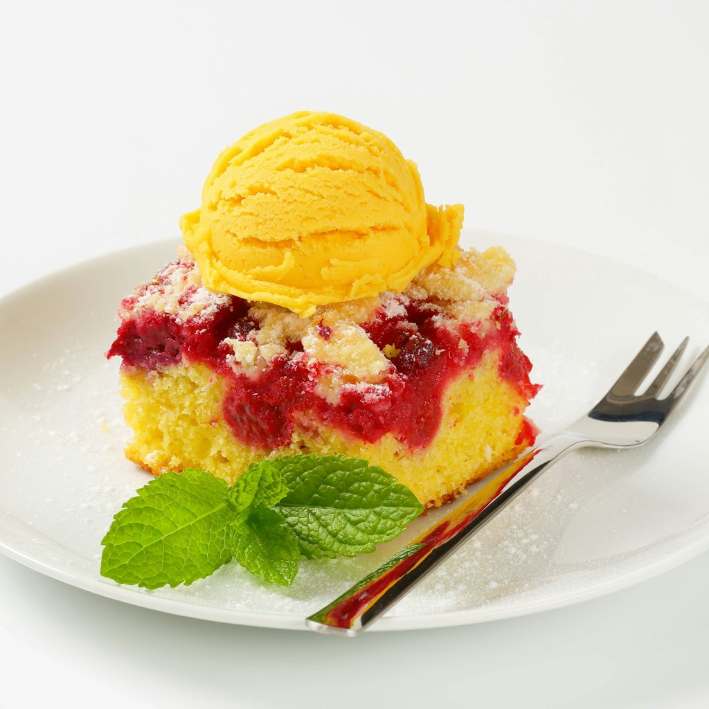 Serve the delicious raspberry cake from the tin with a scoop of vanilla ice cream - a poem! The recipe can be varied as you like.