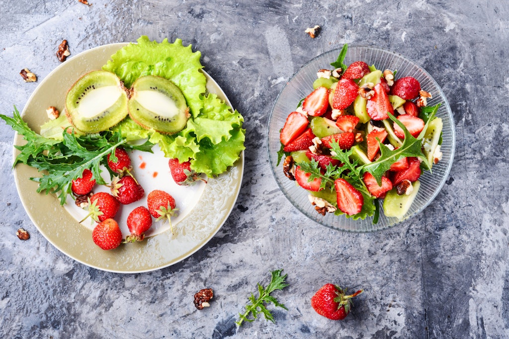 Viel zu selten werden Erdbeeren für den Sommer-Salat benutzt.