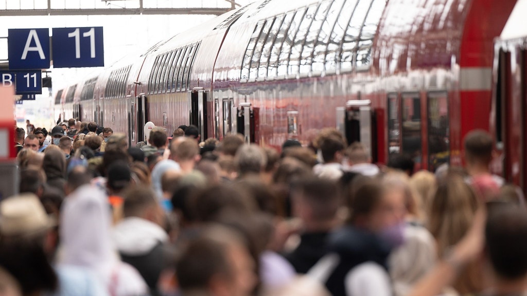 Auch in anderen Bahnhöfen herrschte schon am Freitag dichtes Gedränge - hier in Frankfurt.