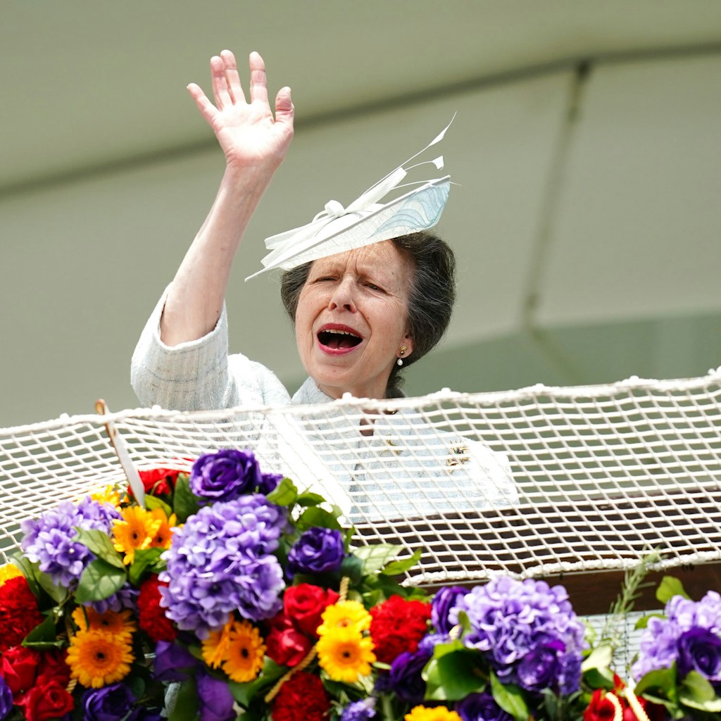 Prinzessin Anne winkt am Derbytag während des Epsom Derbys von einem Balkon.