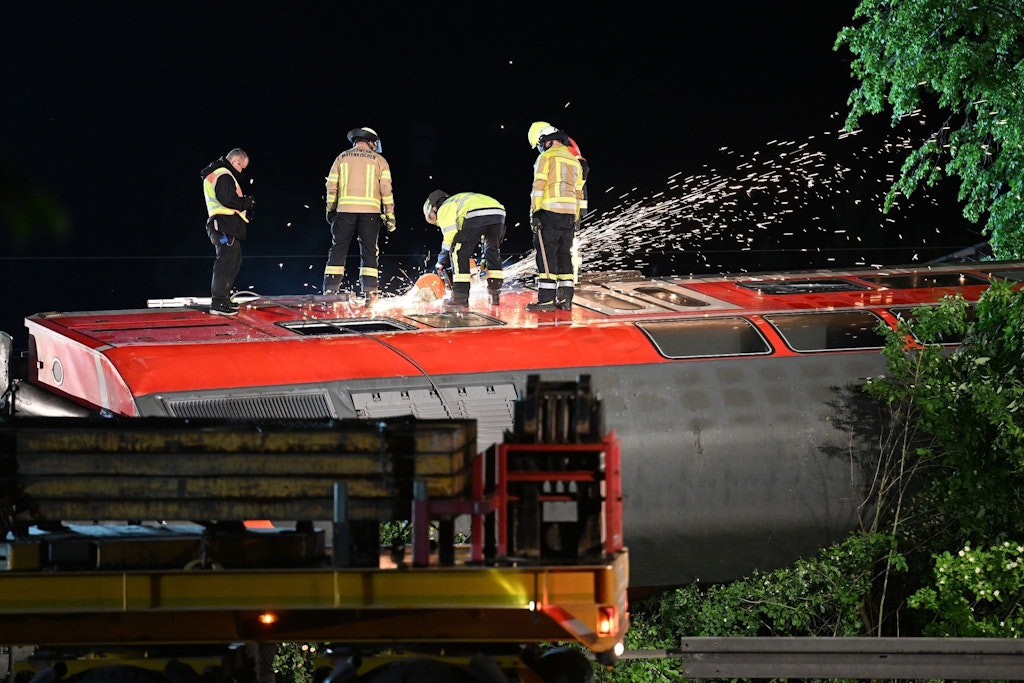 Zahlreiche Einsatz- und Rettungskräfte waren bis spät in der Nacht an der Unfallstelle im Einsatz.