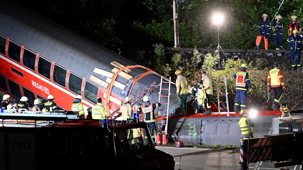 Die Zugteile haben sich stark ineinander verkeilt.