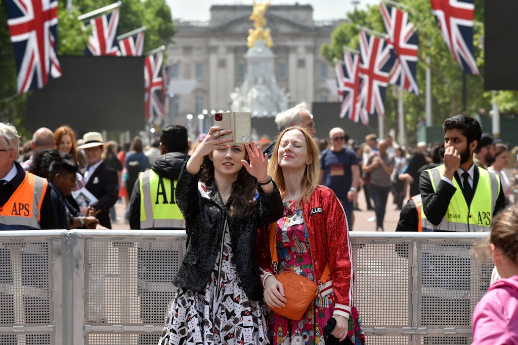 Tausende kamen zusammen, um das Jubiläums-Konzert vor dem Buckingham-Palast mitzuverfolgen.