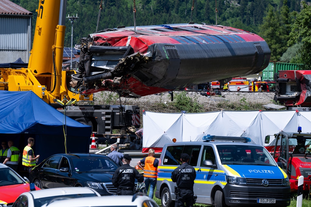 Teil der verunglückten Waggons werden angehoben.