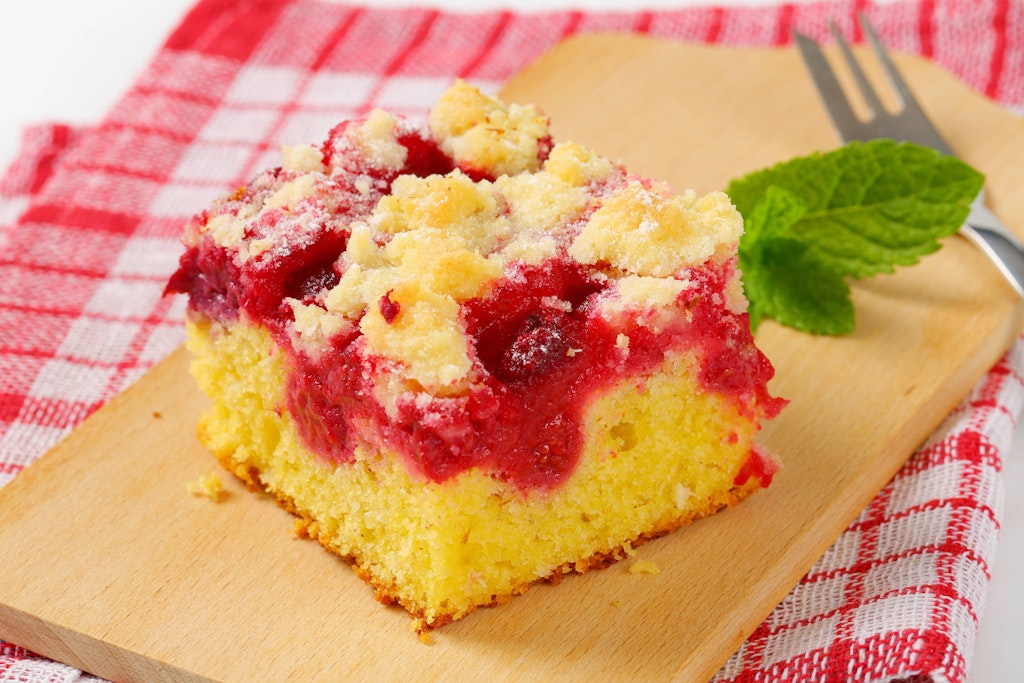 This juicy sheet cake with raspberries melts in your mouth - the recipe is super simple.