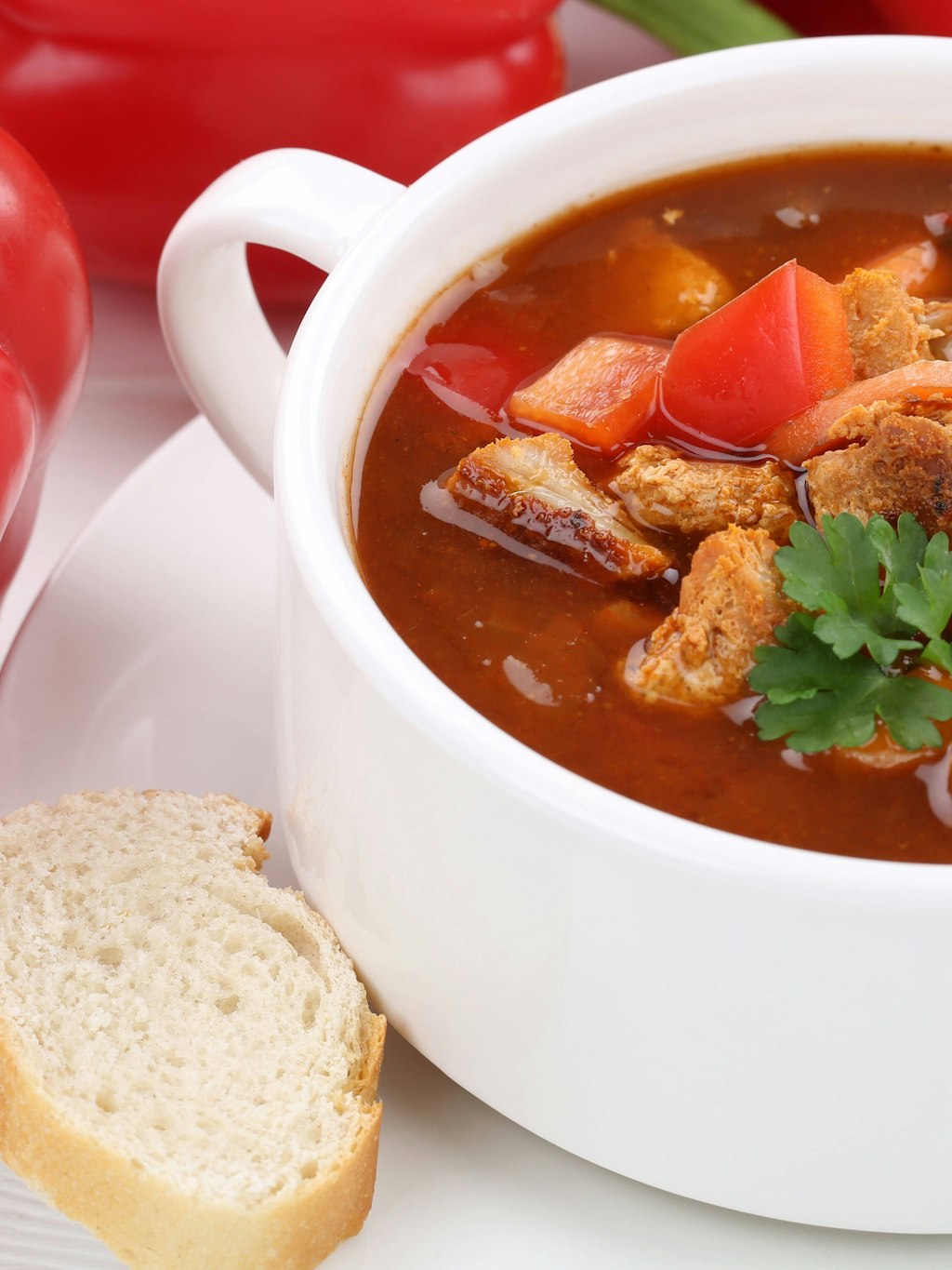 Zur leckeren Gulaschsuppe passt ein frisches Stück Brot. Probieren Sie das Rezept mal aus!