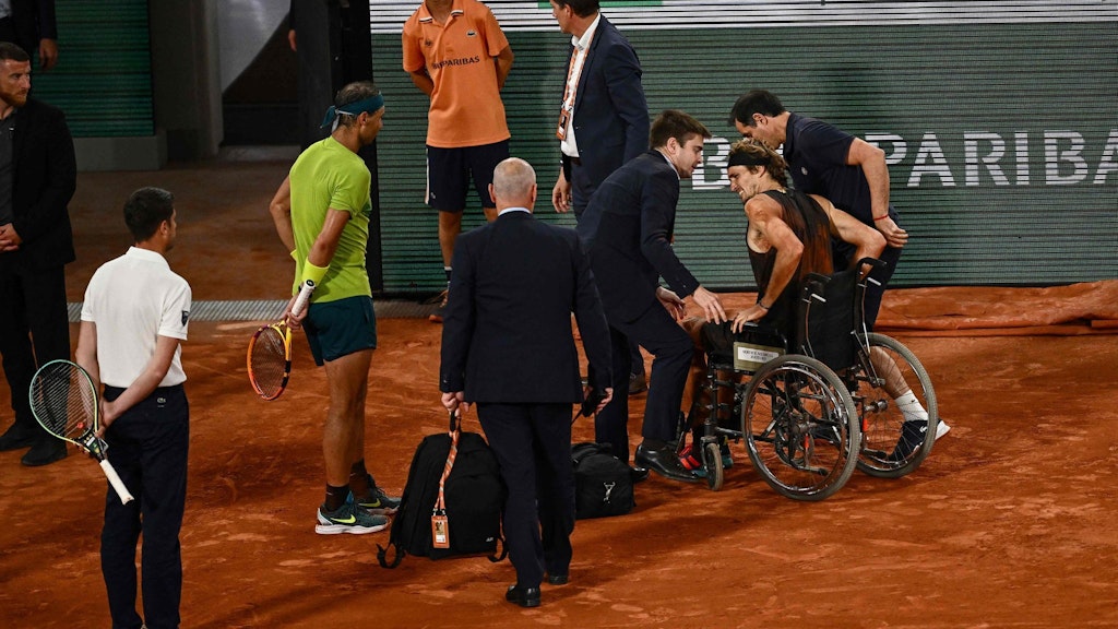 Im Rollstuhl wurde Zverev vom Platz gebracht.