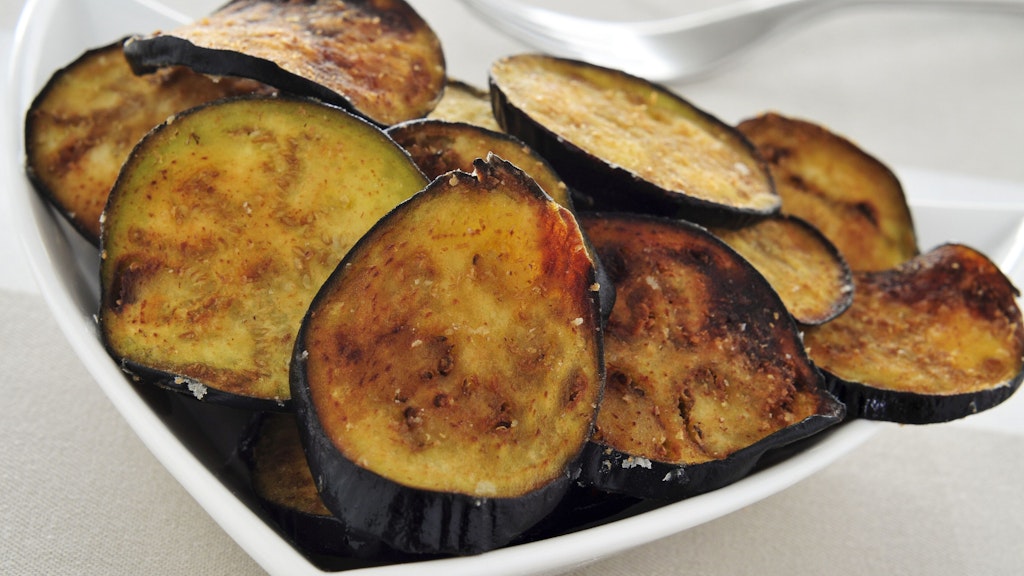 Nach dem Marinieren muss die dünn aufgeschnittene Aubergine noch in den Ofen.