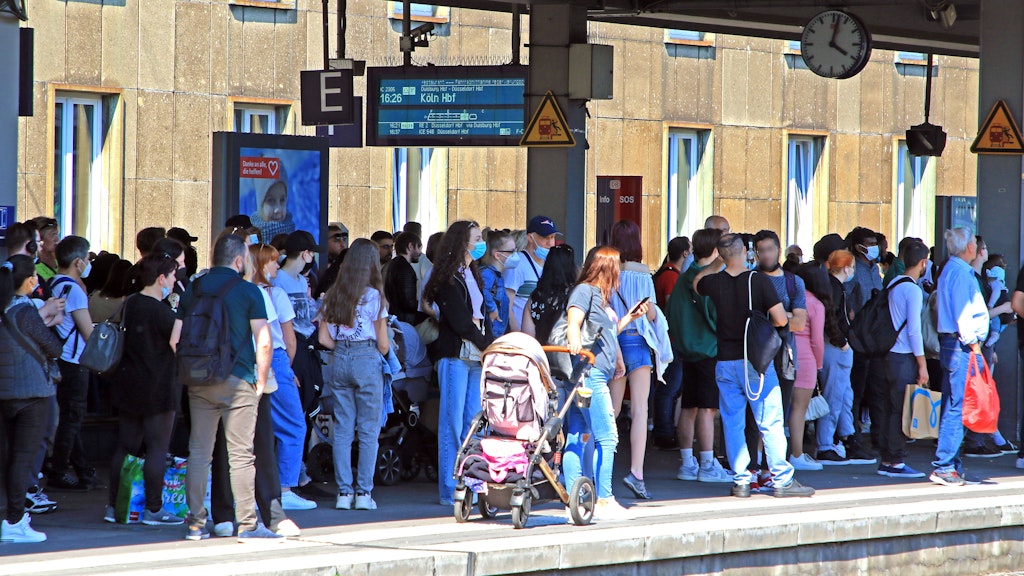 9-Euro-Ticket und Pfingsten: Da wird gedrängelt auf den Bahnsteigen.