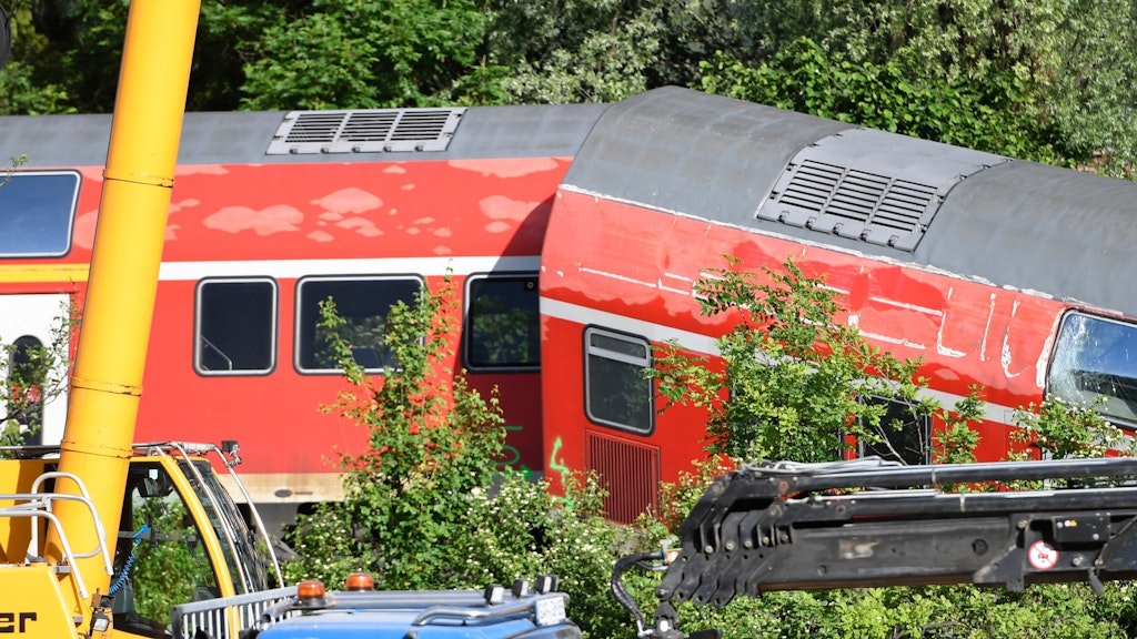 Die Aufräumarbeiten am Unfallort gehen weiter.