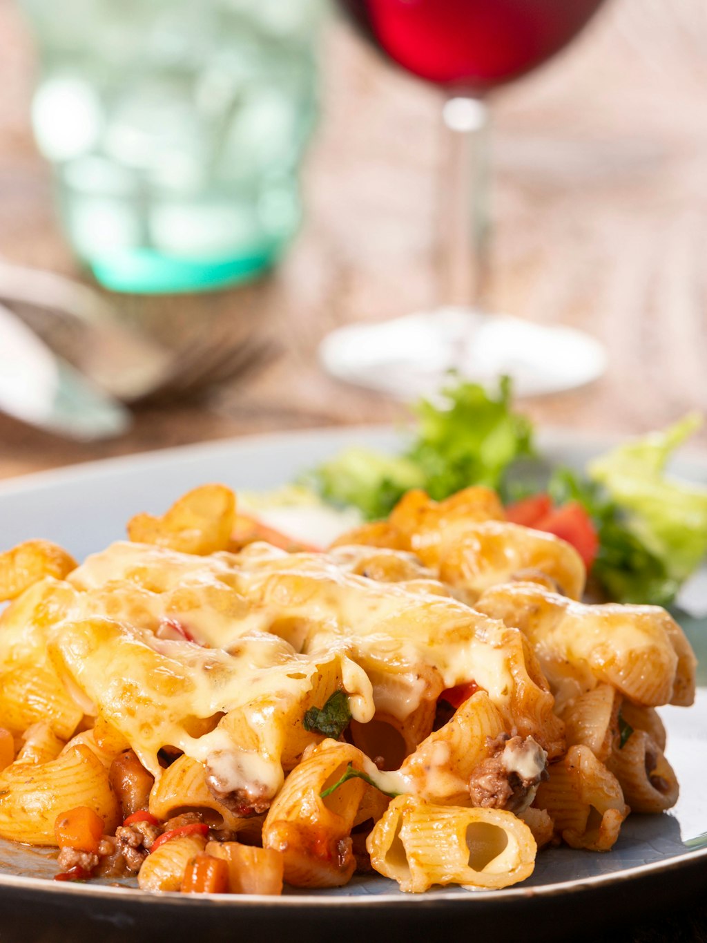 Diesen Auflauf mit Tomate und Mozzarella lieben wirklich alle.