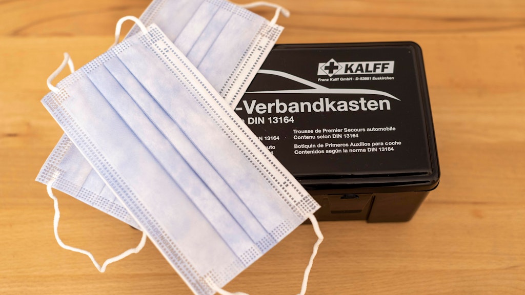 Auch zwei Masken müssen jetzt in den Verbandskasten.