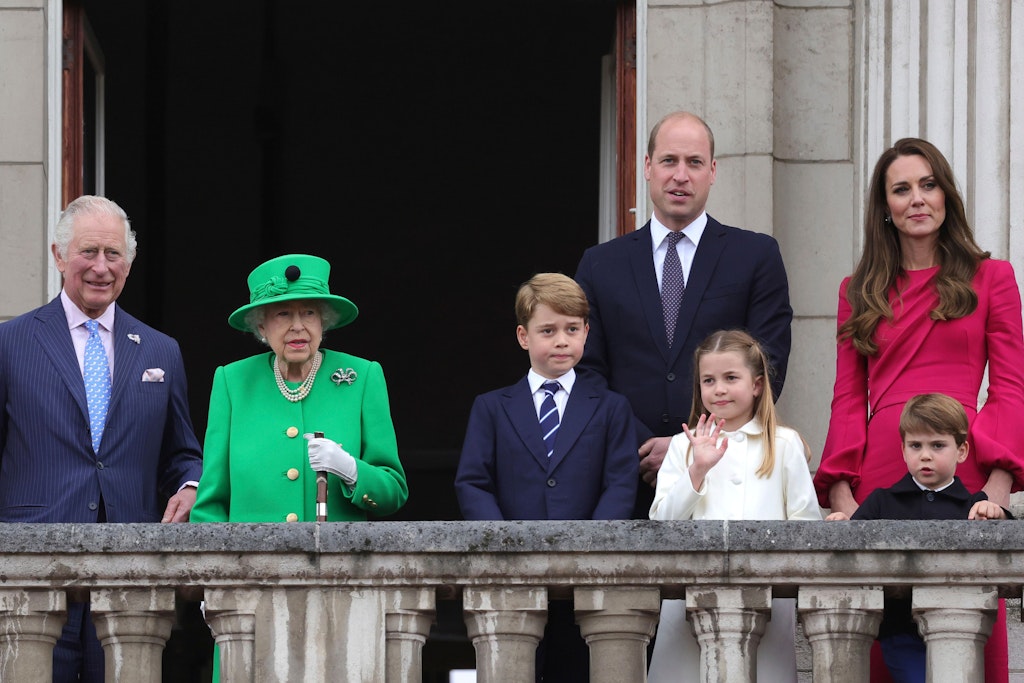 Queen Elizabeth II. zeiget sich zum Abschluss der Feiern noch einmal mit ihrer Familie.