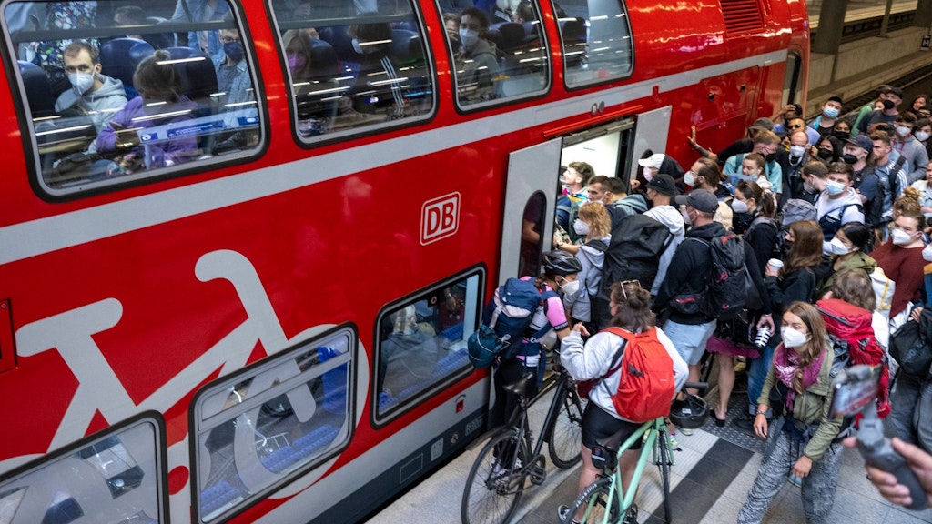 Viele Züge waren aufgrund der großen Nachfrage nach dem 9-Euro-Ticket völlig überlastet.