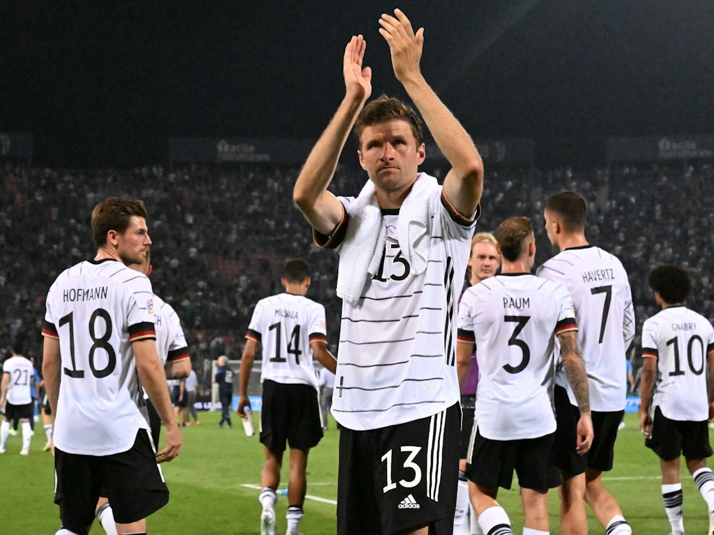Thomas Müller bedankt sich nach dem Spiel bei den Fans. Foto: