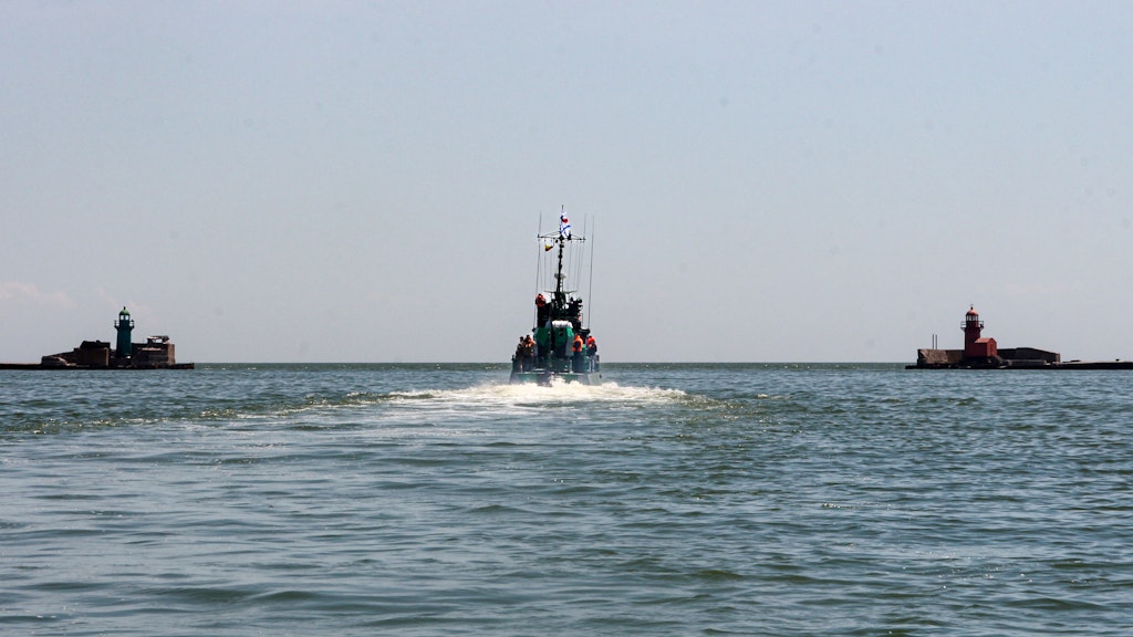 Ein Boot der russischen Schwarzmeerflotte patrouilliert vor Mariupol.