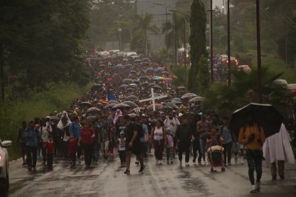 Zahlreiche Migranten brechen in Tapachula zu Fuß in Richtung Norden auf.