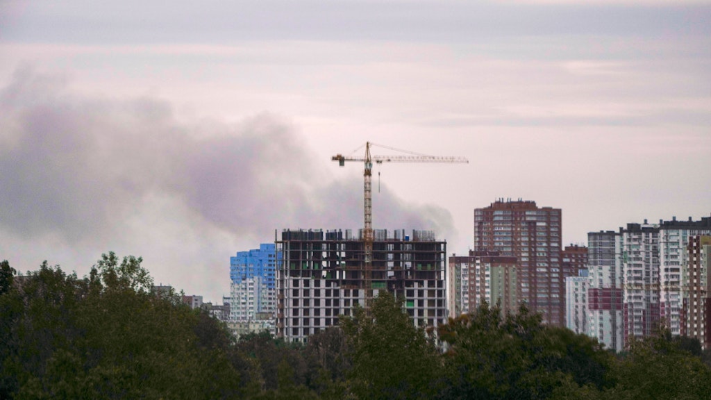 Schwarzer Rauch steigt über der ukrainischen Hauptstadt auf. Russland hat nach Angaben des ukrainischen Generalstabs die Hauptstadt und einen Vorort erneut mit Raketen beschossen.