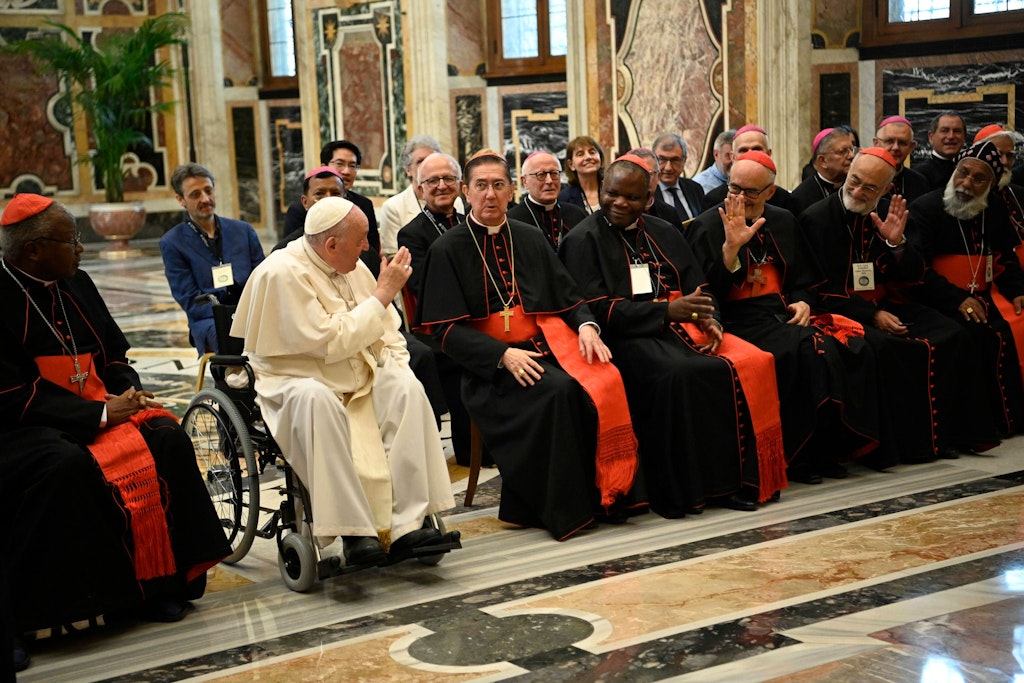 Gut gelaunt mit anderen Geistlichen, aber eben doch im Rollstuhl: Der Papst erschien zuletzt hinfällig.