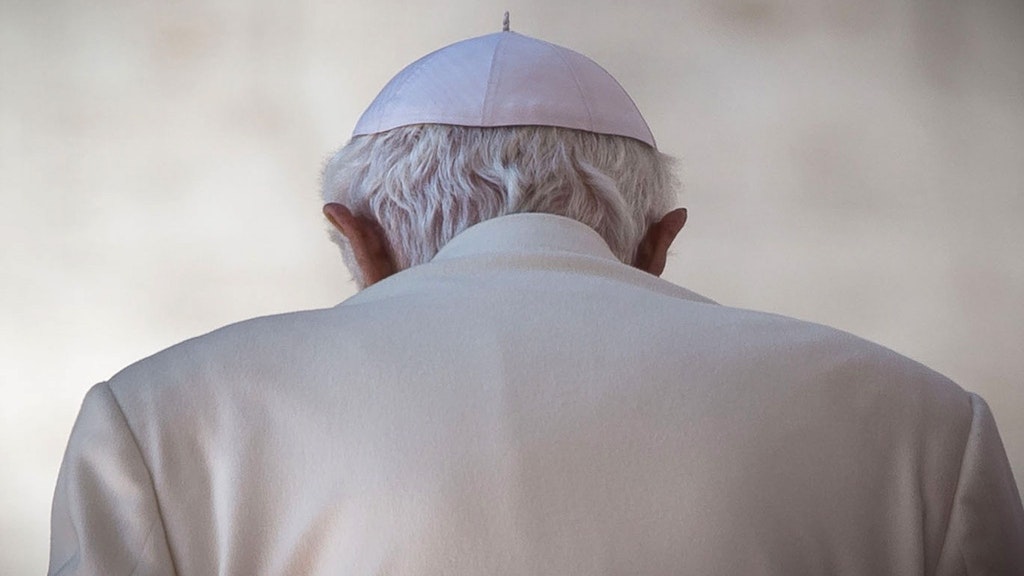 Papst Benedikt XVI. legte sein Amt 2013 nieder: Hier verlässt er das Podium nach seiner letzten Generalaudienz auf dem Petersplatz.