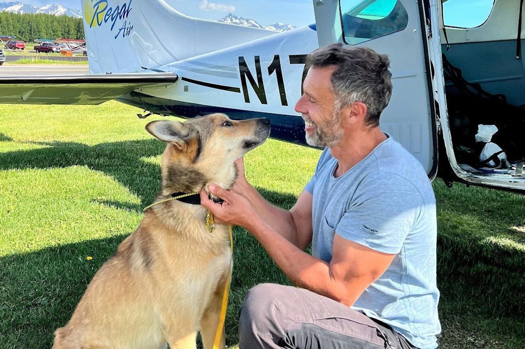 Sebastien Dos Santos Borges mit seinem Schlittenhund Leon. Nun sind sie wieder vereint.