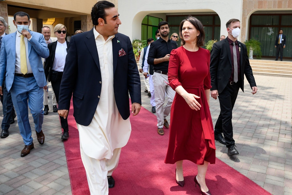 Annalena Baerbock mit ihrem pakistanischen Amtskollegen Bilawal Bhutto Zardari in Islamabad. Kurz danach kam das erste Corona-Symptom: Sie schmeckte nichts mehr