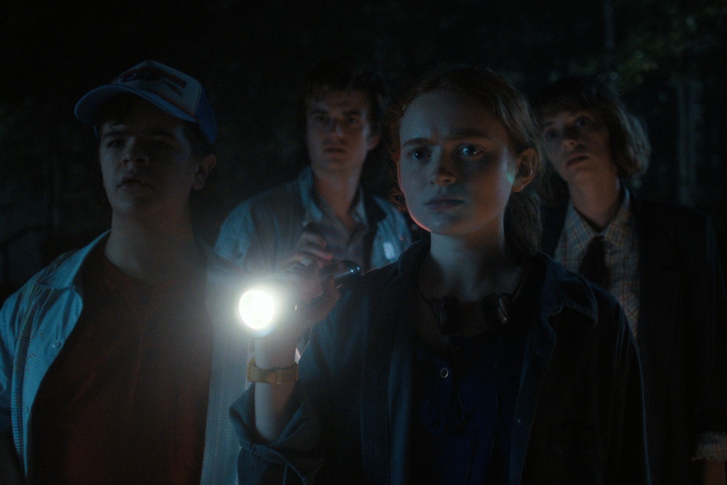 Eine Szene aus „Stranger Things“ mit Gaten Matarazzo als Dustin Henderson, Joe Keery als Steve Harrington sowie Sadie Sink als Max Mayfield