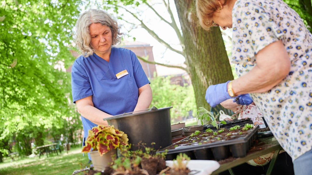 Gartentherapeutin Margit Bromm (l.) arbeitet mit der Patientin Christel Haas.