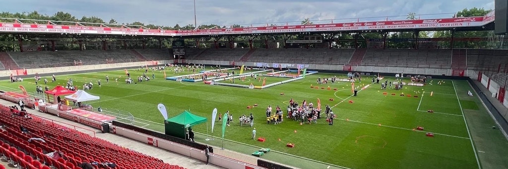 Union-Maskottchen Ritter Keule schaut genau zu, was die Knirpse bei Union schon alles so drauf haben.