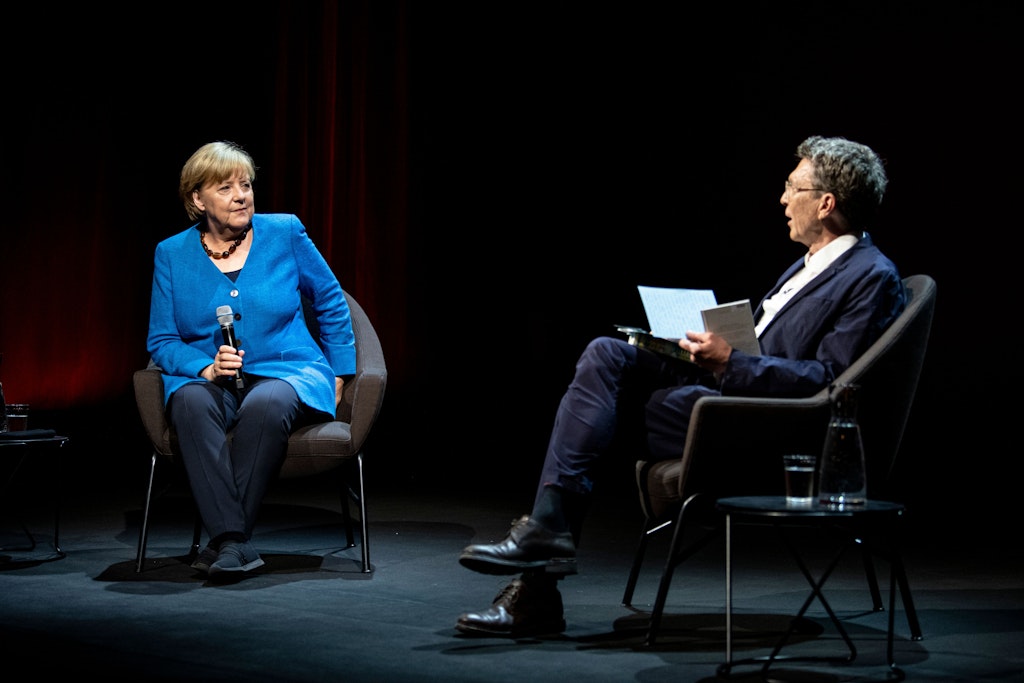 Im Berliner Ensemble: Alexander Osang im Gespräch mit Angela Merkel.