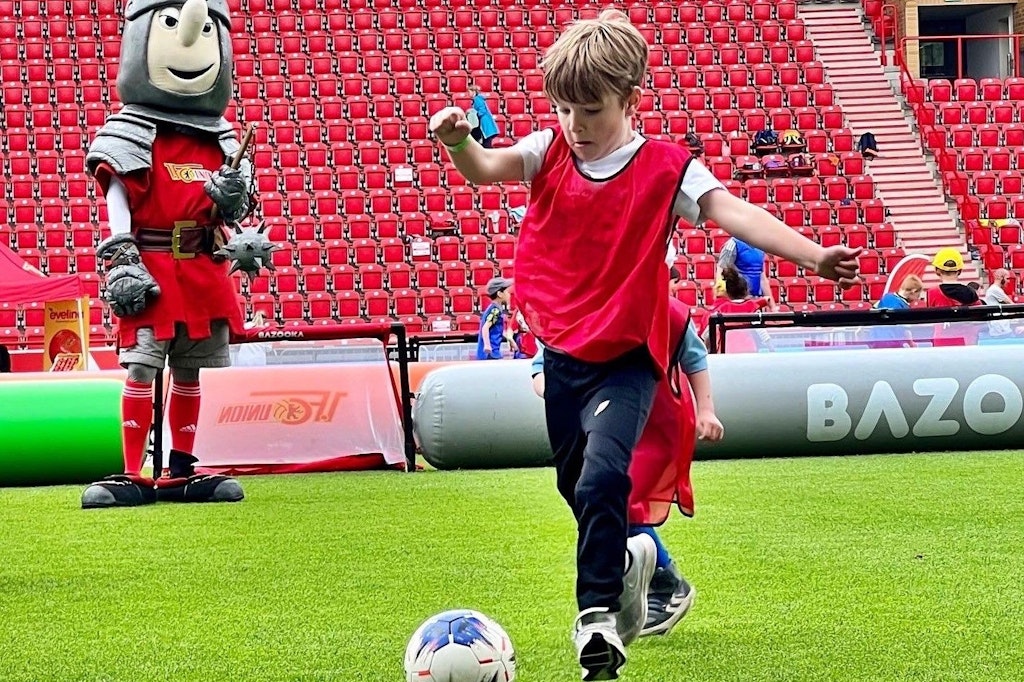 Union-Maskottchen Ritter Keule schaut genau zu, was die Knirpse beim 1. FC Union schon alles so drauf haben.