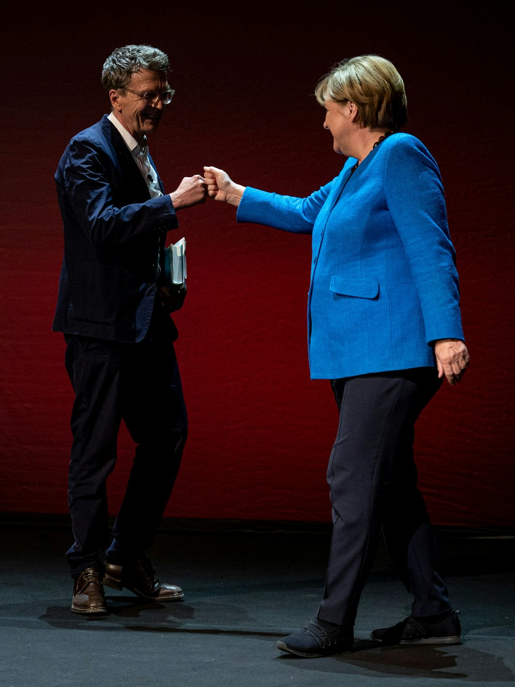 Begrüßung mit der Getto-Faust: Alexander Osang und Angela Merkel