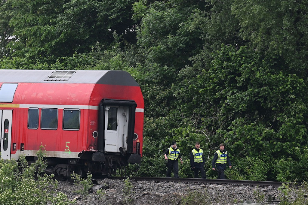 Garmisch: Polizisten stehen am Unglücksort.