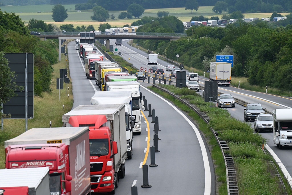 Autos und Lkw stehen dicht an dicht im Stau auf der Autobahn 4 in Richtung Bautzen. Ursachen waren nach Angaben der Polizeidirektion Görlitz eine Baustelle und dichter Verkehr nach dem Pfingstwochenende.