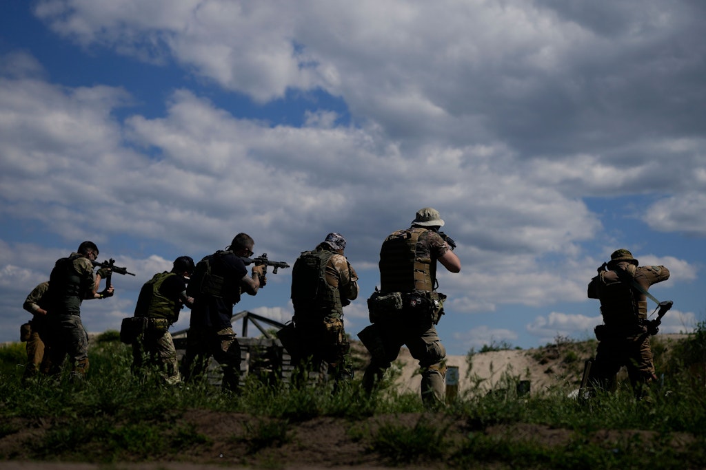 Zivilisten werden in der Ukraine an der Waffe ausgebildet.