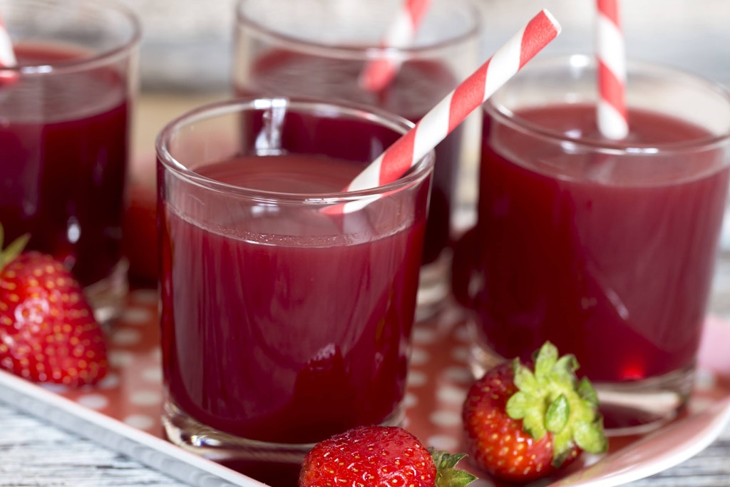 Erdbeerlimes ist ein echter Klassiker im Bereich der alkoholischen Sommerdrinks. Aber: Wie macht man die Mischung selbst? Hier finden Sie ein Rezept.