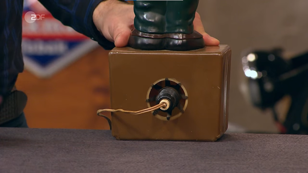 Der Fernseher wird sogar mit einer kleinen Lampe, die hinten versteckt ist beleuchtet