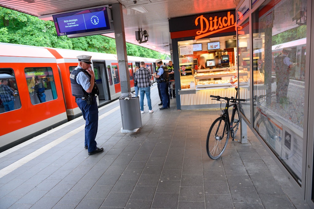 Ein Mann ist am Dienstagnachmittag in Hamburg am S-Bahnhof Ohlsdorf ums Leben gekommen.