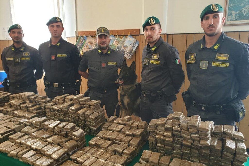 Auf den Bildern kann man die Unmengen an Kokain erkennen, die beschlagnahmt wurden