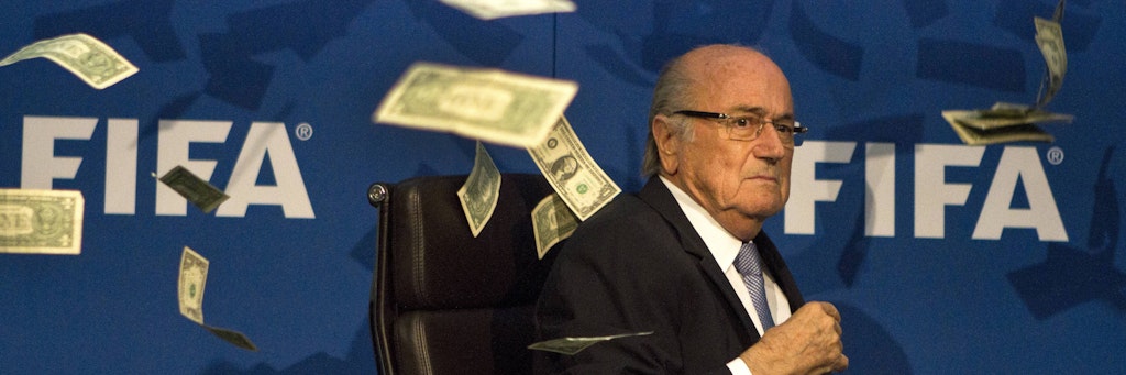 2015 schmiss der britische Comedian Simon Brodkin dem damaligen Fifa-Präsidenten Joseph Blatter Falschgeld um die Ohren. Ein Bild mit Symbolcharakter.