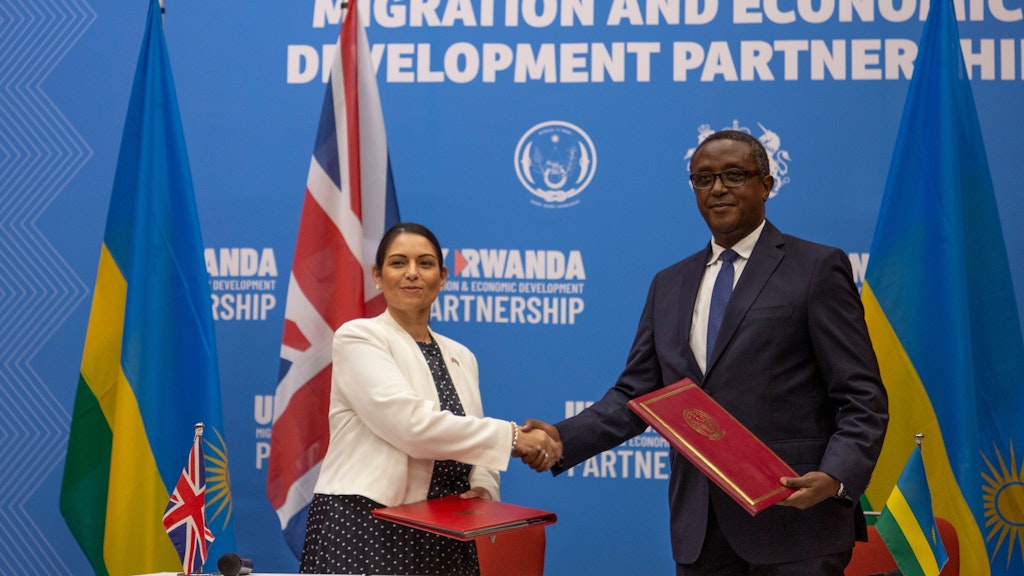 Die britische Innenministerin Priti Patel (l.) schloss den Migrationspakt mit Ruandas Außenminister Vincent Biruta.