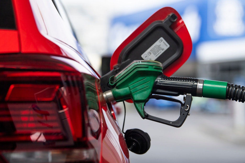 Eine Tankstelle in Berlin. Bis Ende August wird der Steuersatz für Benzin um fast 30 Cent, für Diesel um gut 14 Cent gesenkt - doch nicht alle profitieren gleich, zeigt eine neue Studie.