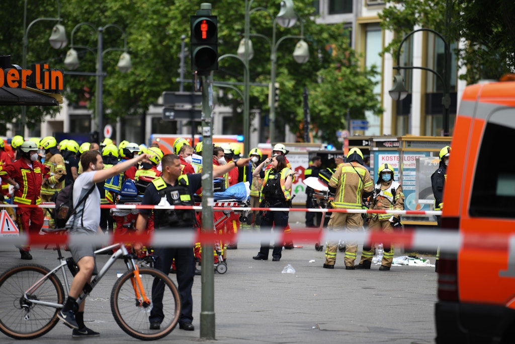Einsatzkräfte stehen nach dem Crash auf der abgesperrten Straße. Ein Auto ist in der Nähe der Gedächtniskirche in Berlin in eine Personengruppe gefahren.