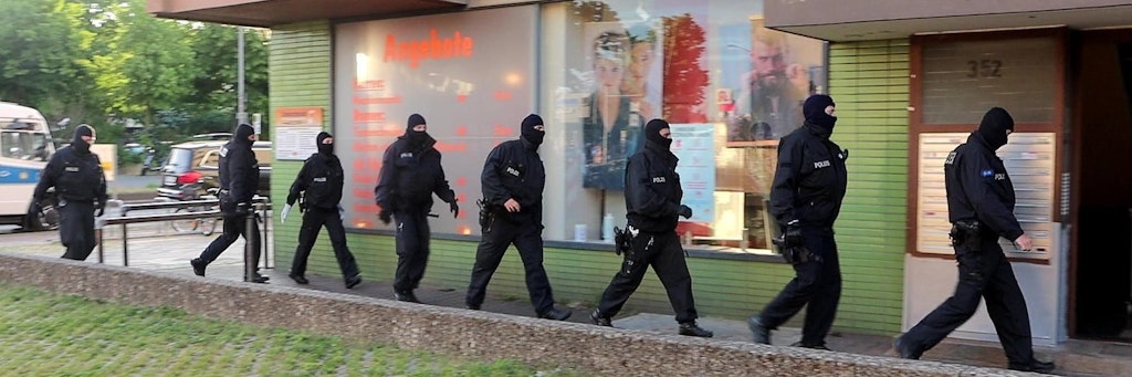 Polizei im Gänsemarsch zum Einsatz im Wohnhochhaus Neuköllner Straße (Rudow).